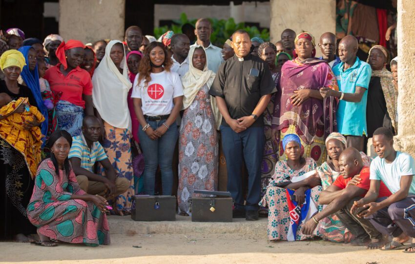 El padre Fidelis con beneficiarios del Centro de Trauma de Maiduguri