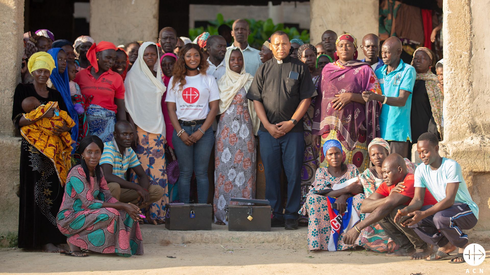 El padre Fidelis con beneficiarios del Centro de Trauma de Maiduguri
