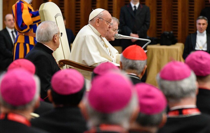 Papa con sacerdotes