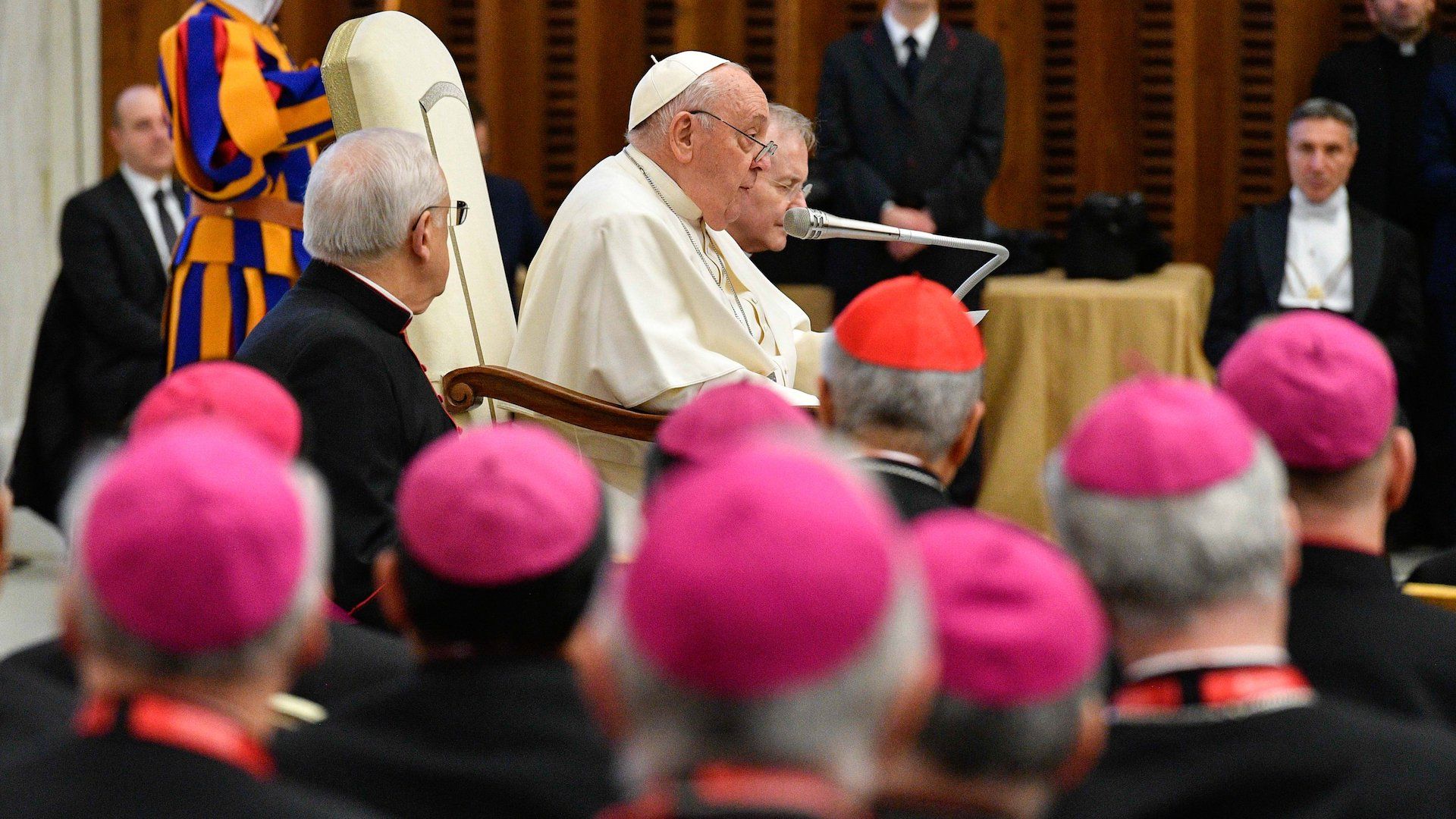 Papa con sacerdotes