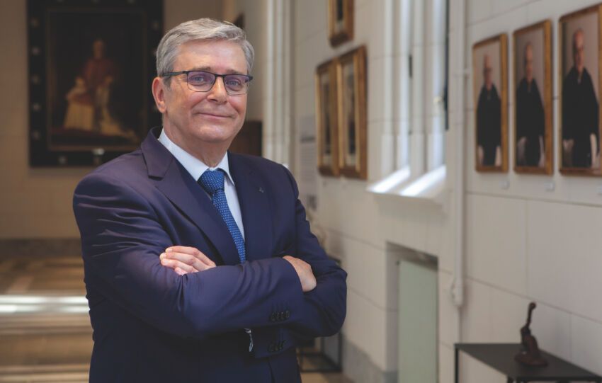 Antonio Allende posa como rector de Comillas