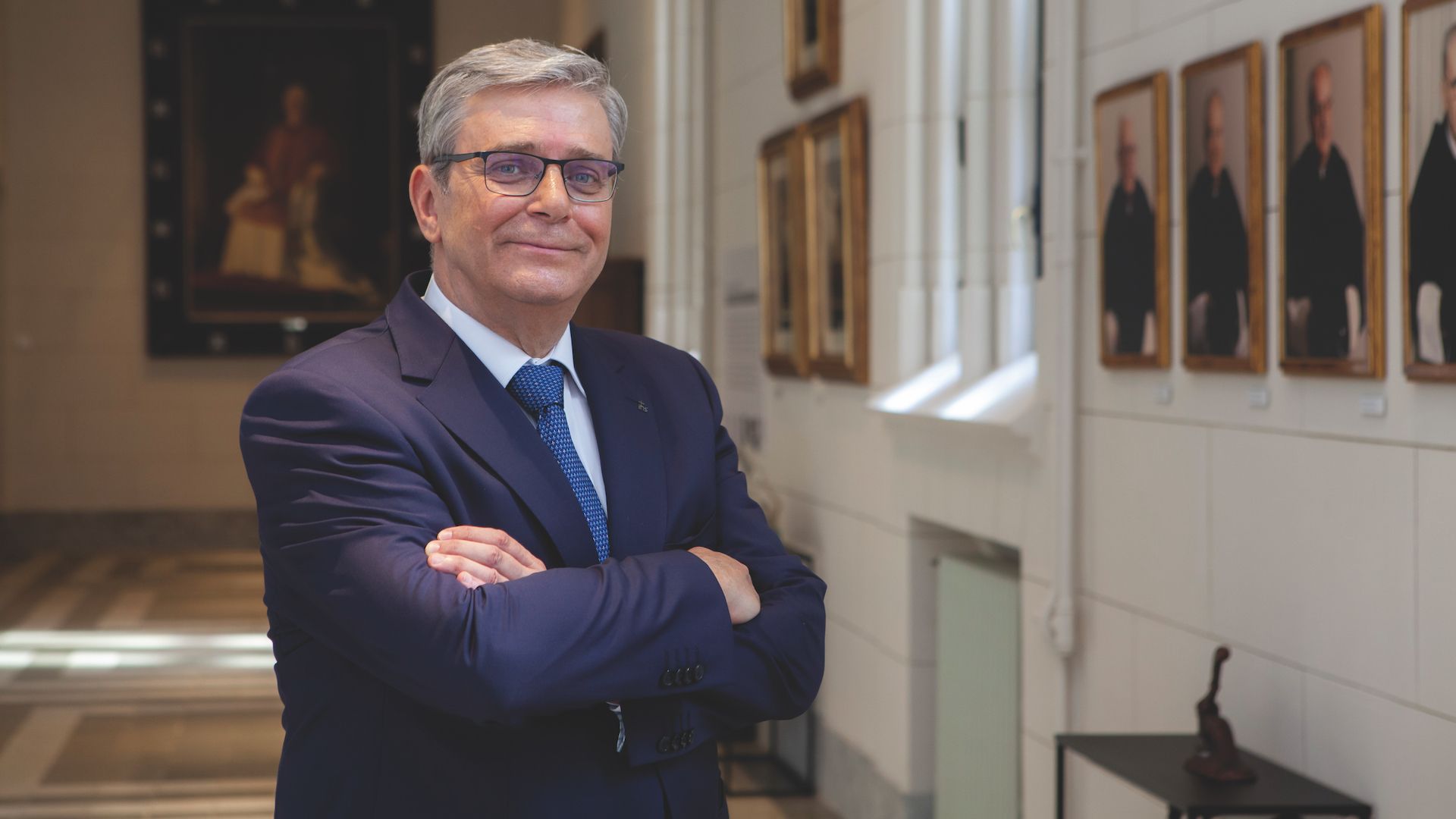 Antonio Allende posa como rector de Comillas