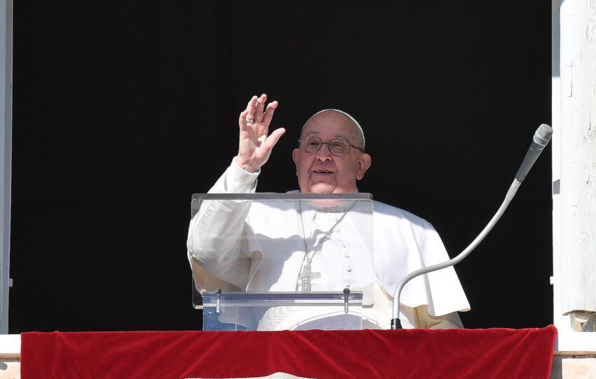 El papa, durante el ángelus en la fiesta de la Sagrada Familia