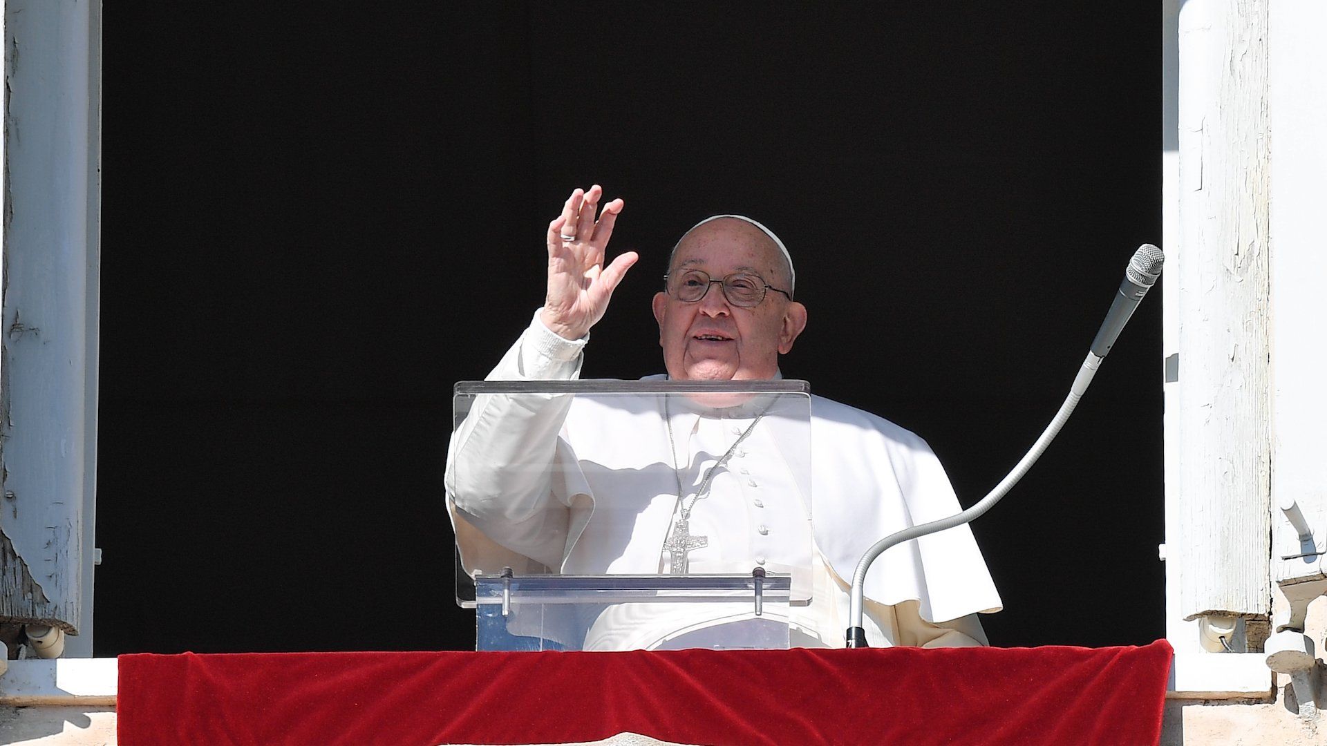 El papa, durante el ángelus en la fiesta de la Sagrada Familia