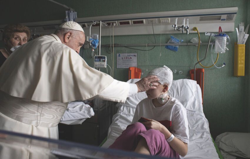 El Papa durante una visita al Bambino Gesù