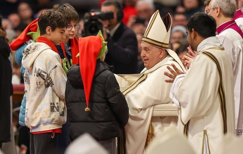 El Papa Francisco recibe los regalos del ofertorio de un grupo de niños durante la Misa en la fiesta de la Epifanía en la Basílica de San Pedro en el Vaticano el 6 de enero de 2025