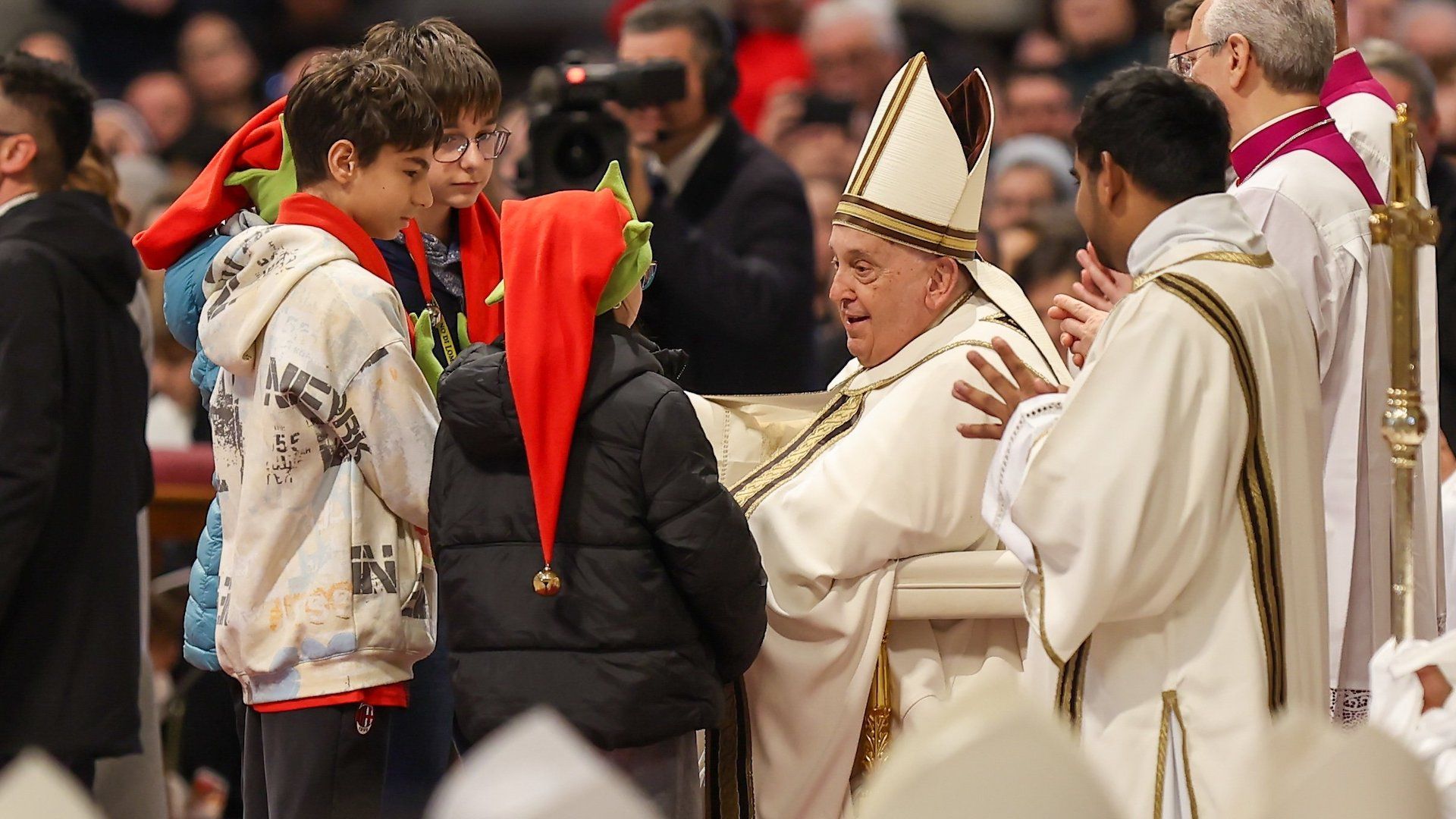 El Papa Francisco recibe los regalos del ofertorio de un grupo de niños durante la Misa en la fiesta de la Epifanía en la Basílica de San Pedro en el Vaticano el 6 de enero de 2025