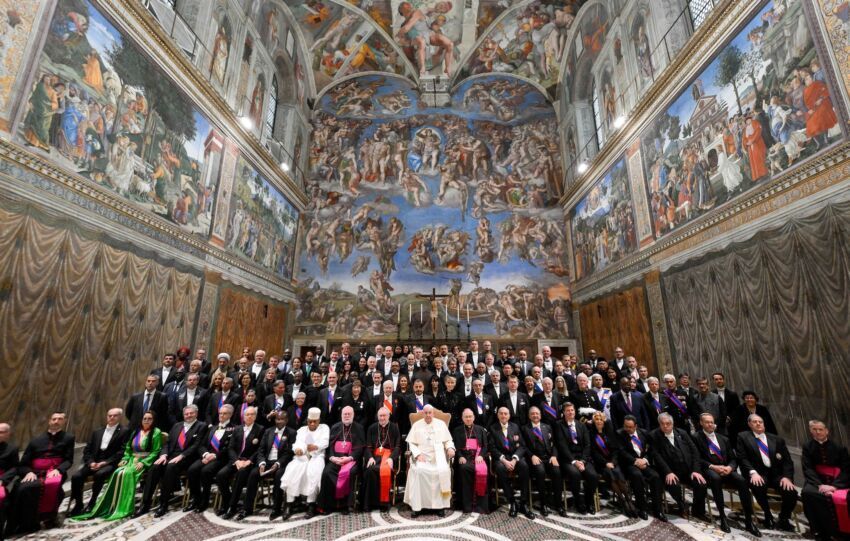 El papa Francisco posa con los integrantes del Cuerpo Diplomático