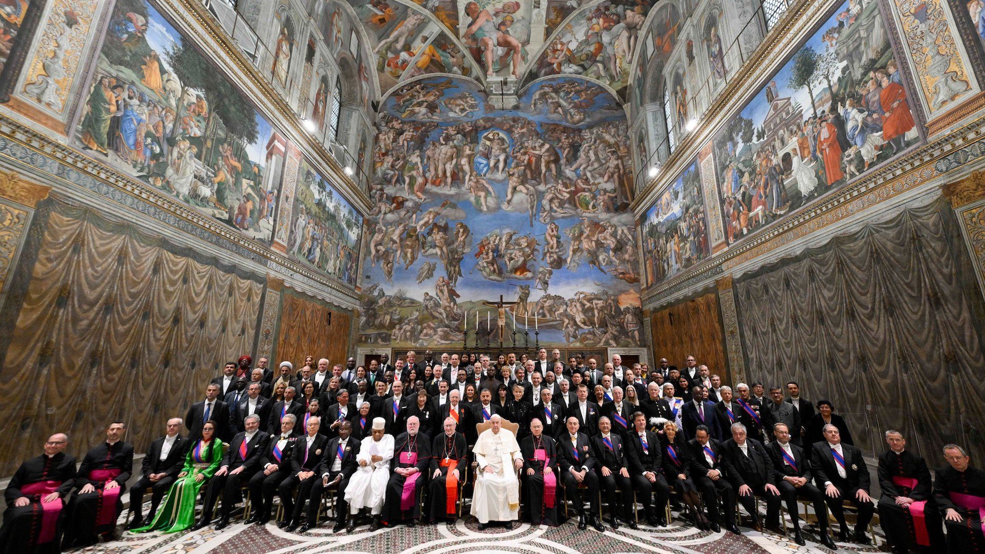 El papa Francisco posa con los integrantes del Cuerpo Diplomático