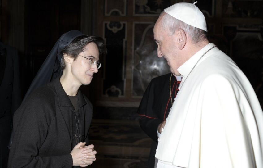 Raffaella Petrini saluda al papa Francisco en el Vaticano