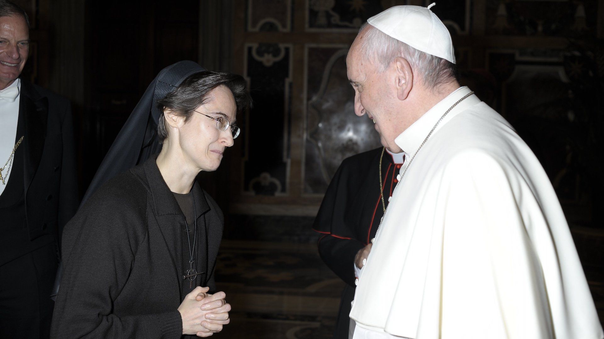 Raffaella Petrini saluda al papa Francisco en el Vaticano