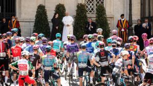 Paso del Giro de Italia por el Vaticano. / CNS. Cristian Gennari