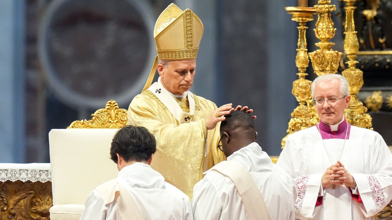 El papa León XIV invita a rezar en abril por los sacerdotes en crisis ...
