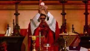 Maury, durante una Misa por los cristianos perseguidos en la catedral de San Jorge. / OSV News. ACN
