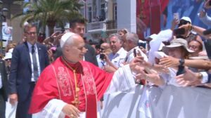 El Papa, a la comunidad diocesana canaria: «Ustedes ayudan a llevar las cargas de tantos hermanos crucificados por los dramas de la vida»