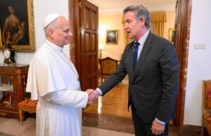 Feijóo a León XIV en ECCLESIA: «Vuelva cuando quiera, y no tarde en hacerlo»